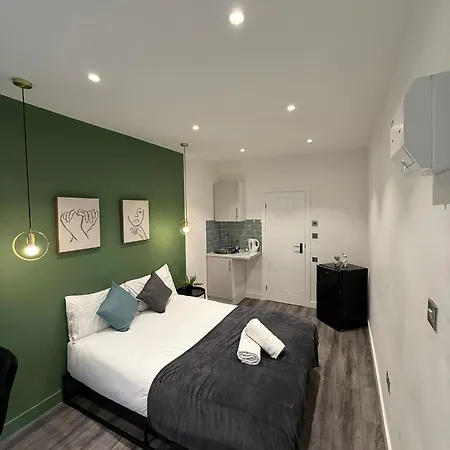 Westfield Shopping Studios - Chic City Escape